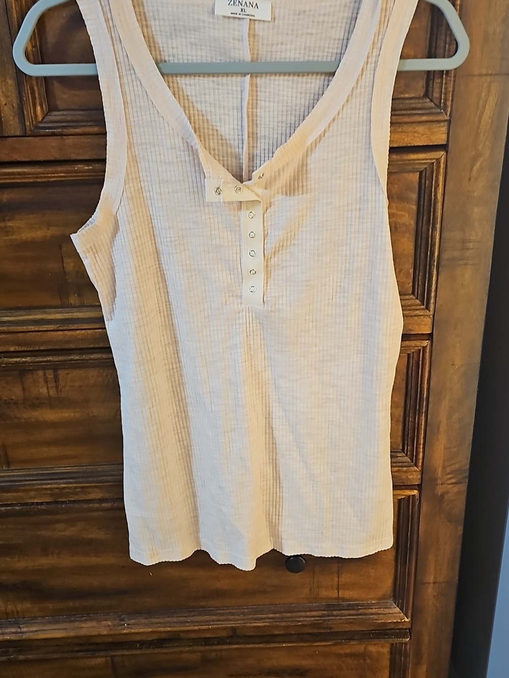 Zenana Womens NWOTS sz xlg tank top. Cream with functional snap Buttons.